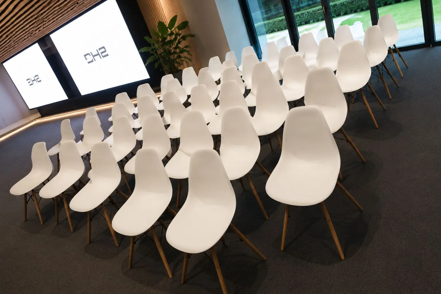 alquiler de sillas blancas para eventos